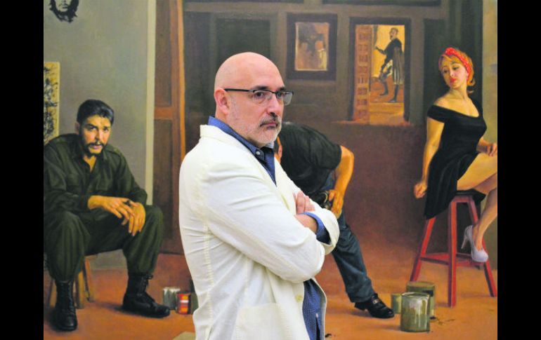 Artista. Darío Ortiz junto a uno de sus cuadros que recrea a personajes históricos. ESPECIAL / CORTESÍA SC