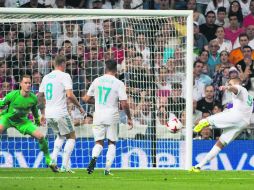 El francés Karim Benzema marcó el segundo gol del Real Madrid, que fue lapidario para el Barcelona, pues significó el 5-1 global. AFP /