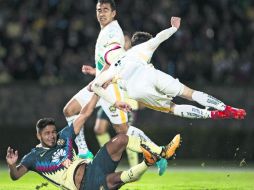Se jugó fuerte. Bruno Valdéz (izquierda), del América, cae tras chocar con José Manica (derecha), de Potros. MEXSPORT /