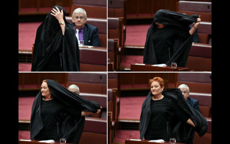 La Senadora Pauline Hanson se quita el burka en la cámara del Senado en el Parlamento en Canberra tras tenerlo puesto 20 minutos. EFE / L. Coch
