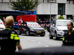 Varios policías permanecen congregados en el exterior de la sede de la emisora de radio pública NPO 3FM en Hilversum. EFE / R. de Waal
