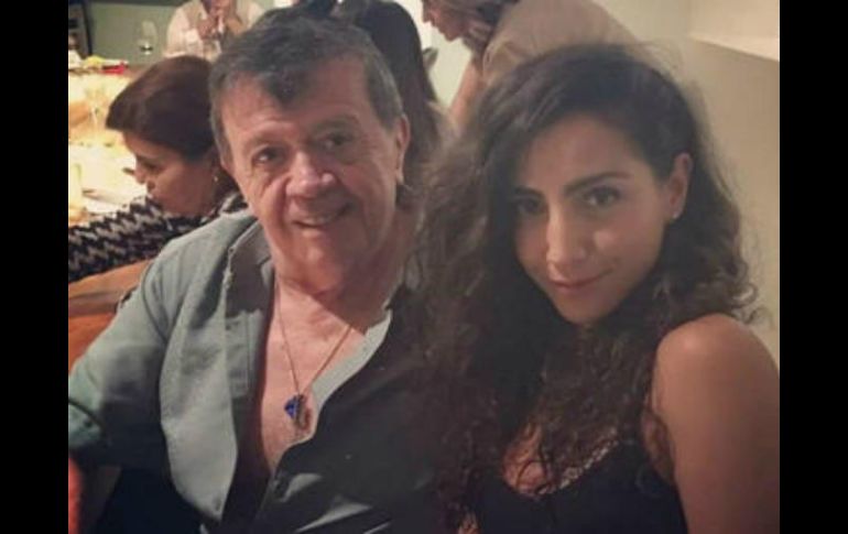 'Es una foto hasta donde sale la esposa de 'Chabelo'. Yo no he tenido ningún contacto con él', dice la joven. TWITTER / @karlita_cruz