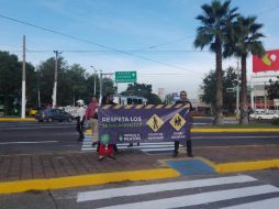 Con pancartas, recuerdan a automovilistas que peatones están en el primer lugar de la pirámide de prioridad y de la ley. EL INFORMADOR / R. Bobadilla