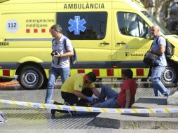 En el suceso de hoy, una furgoneta blanca atropelló a varias personas que paseaban por las Ramblas. AP / O. Duran