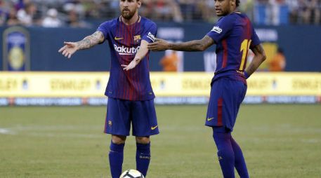 Al de dejar el Barcelona Neymar (D) declaró su amor por la Ciudad Condal. EFE / ARCHIVO