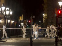 Varios equipos de forenses esperan la llegada del resto de cadáveres para practicarles la autopsia. AP / Q. García