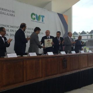 La UdeG entrega reconocimiento a José Narro