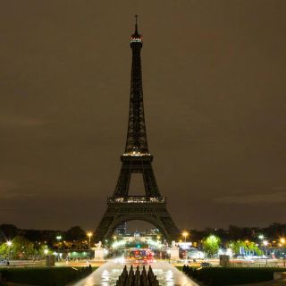 La Torre Eiffel apaga sus luces por las víctimas de Barcelona
