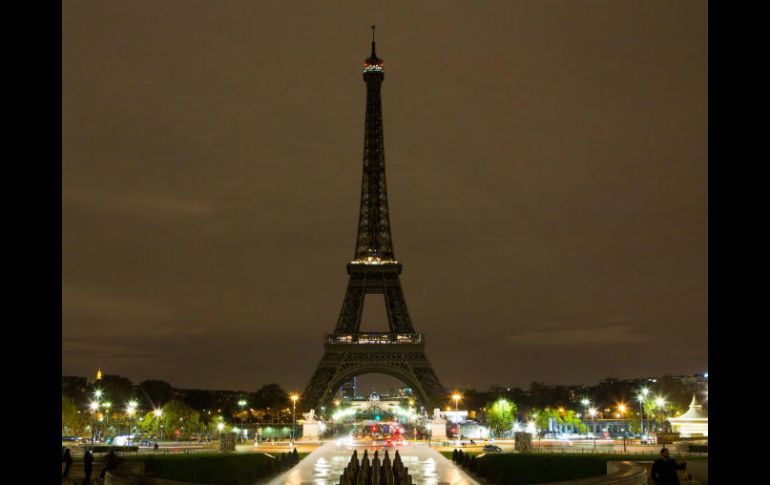 La Torre Eiffel apagó su iluminación habitual desde las 00:45 horas de la noche. TWITTER / @LaTourEiffel