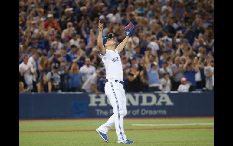 El cerrador mexicano de los Azulejos festeja tras no recibir daño ayer en el duelo entre Toronto y Tampa Bay. AFP /  T. Szczerbowski