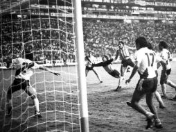 Demetrio Madero marcó de cabeza en el primer duelo de la Final de 1983, jugado en el Estadio Jalisco. EL INFORMADOR / ARCHIVO