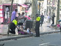 Una furgoneta atravesó a toda velocidad por el paseo de las Ramblas, dañando a turistas de más de 18 países. EFE /