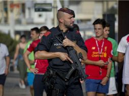 Policía patrullando la localidad de Cambrilis. AP / E. Morenatti