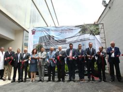 Corte del listón. Autoridades inauguraron ayer la Unidad de Atención Geriátrica. EL INFORMADOR / E. Barrera