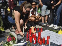 Turistas y ciudadanos encienden velas en las Ramblas, lugar de un atropellamiento masivo. AFP / P. Guyot