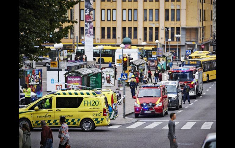 La representación diplomática en el país europeo tuiteó los números a los cuales se puede llamar para pedir información. EFE / A. Matti
