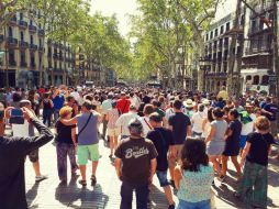 Un día después del atentado, las personas circulan con normalidad en Las Ramblas. TWITTER / @ivanmgarcia77