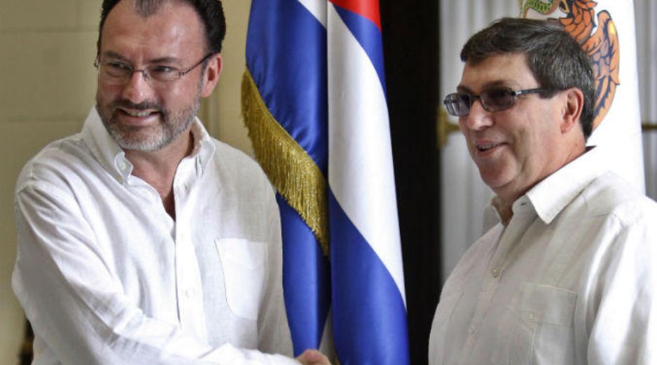 El secretario de Relaciones Exteriores, Luis Videgaray, con su homológo cubano en un encuentro realizado hoy en La Habana. EFE / E. Mastrascusa