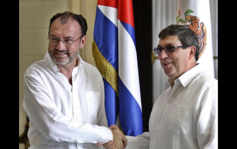 El secretario de Relaciones Exteriores, Luis Videgaray, con su homológo cubano en un encuentro realizado hoy en La Habana. EFE / E. Mastrascusa