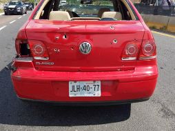 En el lugar encontraron un auto Jetta color rojo con placas de Jalisco con varios impactos de bala. ESPECIAL /