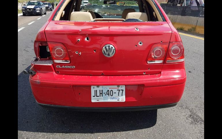 En el lugar encontraron un auto Jetta color rojo con placas de Jalisco con varios impactos de bala. ESPECIAL /