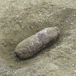 Mueren seis por bomba que data de la guerra de Vietnam