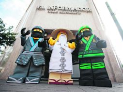 Desde su arribo al diario, los protagonistas de la cinta llamaron la atención de transeúntes con quienes se fotografiaron. EL INFORMADOR / F. Atilano