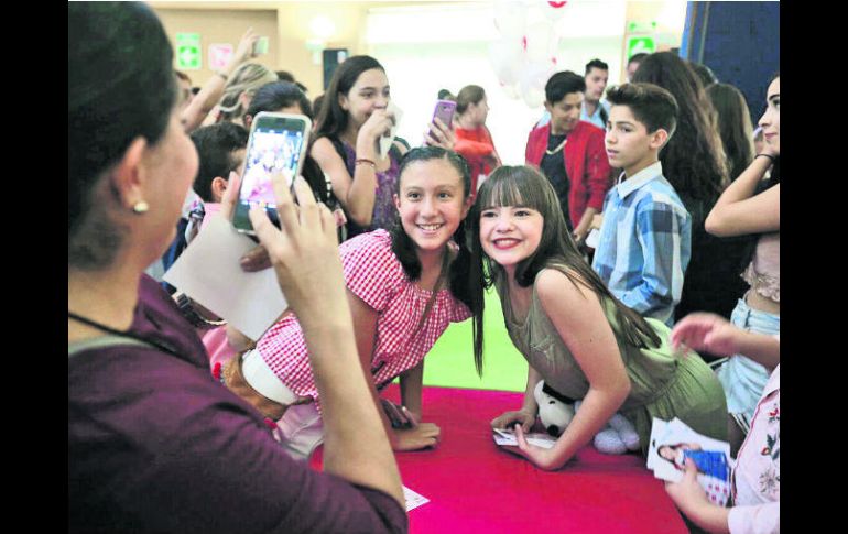 Encuentro. Los seguidores pudieron retratarse con los nuevos influencers. EL INFORMADOR / G. Gallo