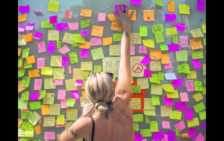 Comparten su fuerza. En la zona de ataque, los ciudadanos y turistas han dejado frases de resistencia. AP /