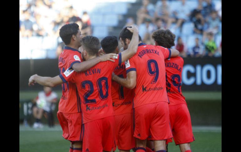 El brasileño Willian José transformó la pena máxima decretada gracias a la acción de Vela. EFE / S. Sas