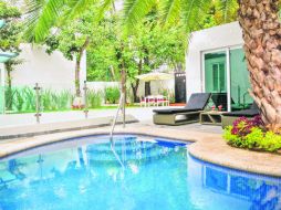 El hotel cuenta con una alberca pequeña o sitios donde podemos sentarnos a leer comodamente mientras esperamos nuestra próxima reunión. ESPECIAL / Alborata