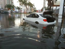 En El Colli se reportaron dos autos que fueron arrastrados por la corriente. ESPECIAL / Bomberos de Zapopan