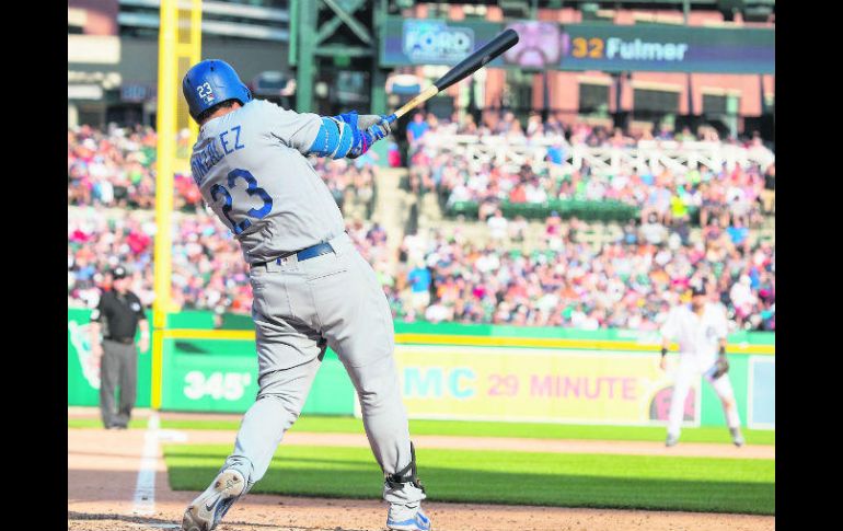 Adrián González. El mexicano conecta sencillo en la séptima entrada para impulsar carrera. AFP /