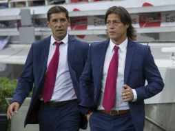 Gabriel Amato (i) funge como mano derecha de Matías Almeyda en el banquillo del equipo campeón. MEXSPORT / C. de Marchena