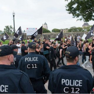 Chocan policías y manifestantes antirracismo en Quebec