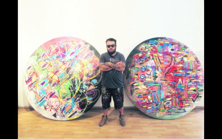 Artista. Jesús Villalpando con dos de sus piezas. EL INFORMADOR / E. Barrera
