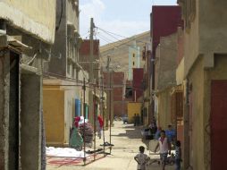 Una de las calles del barrio donde crecieron cuatro de los jóvenes relacionados con los ataques en Cataluña. EFE / J. Otazu