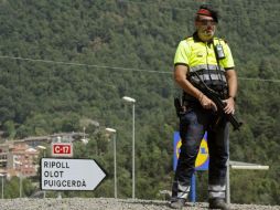 Un Mossos d'Esquadra en la C-17 vigila las calles del poblado de Ripoll, en Girona, donde se desplegó un operativo de seguridad. EFE / R. Townsend