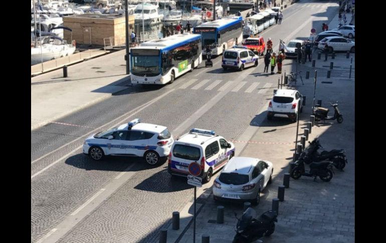 El hecho ocurrió junto a una parada de autobús en el bulevar Charles Livon. TWITTER / @NuevaAlerta