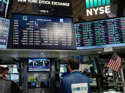 Los operadores arrancaban con ventas moderadas en una jornada de escasos movimientos. AP / ARCHIVO