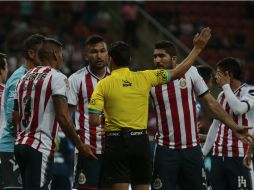 Pereira fue expulsado por el nazareno Roberto Ríos Jácome por una supuesta barrida por detrás sobre Esparza. EL INFORMADOR / ARCHIVO