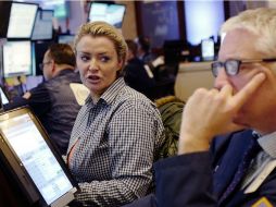 Los tres índices bursátiles: el Dow Jones, el Nasdaq y el S&P 500,  oscilaron en torno al equilibrio durante toda la sesión. AP / ARCHIVO