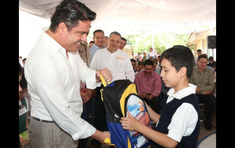 El gobernador dio la bienvenida e hizo entrega de mochilas y útiles a alumnos en el municipio de Autlán de Navarro. TWITTER / @AristotelesSD