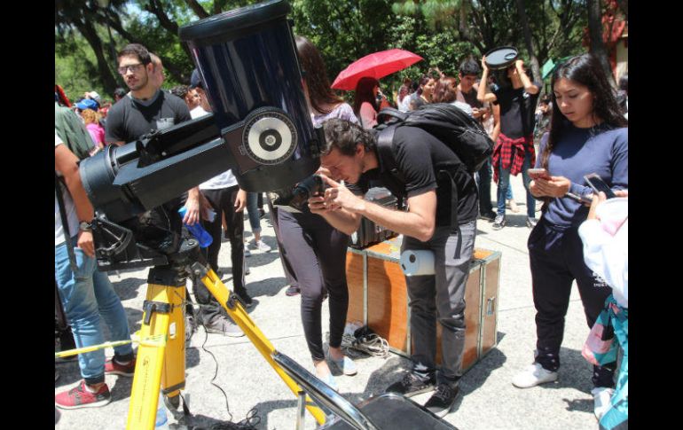 Se instalaron seis telescopios profesionales para que los asistentes pudieran ver el eclipse solar. EL INFORMADOR / G. Gallo