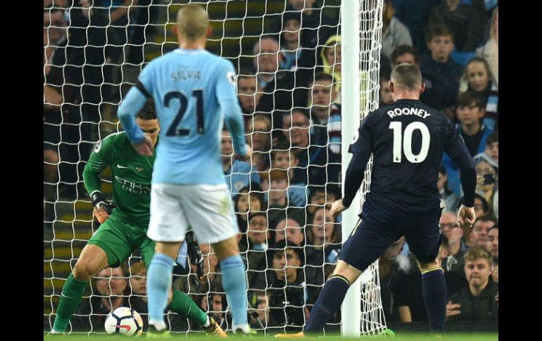 En el enfrentamiento ante el City, Rooney abrió el marcador al minuto 35, al definir entre las piernas del arquero rival. AFP / O. Scarff