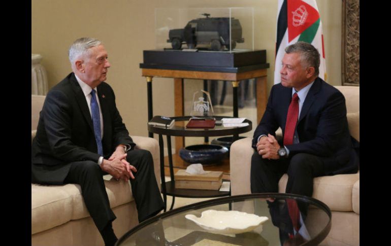 El rey Abdalá II (d) tuvo un encuentro con el secretario de Defensa estadounidense, James Mattis (i), en Ammán, Jordania. EFE / PETRA