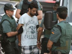 Mohamed Aallaa, hermano del terrorista abatido en Cambrils Sadi Aallaa, es custodiado en su traslado hacia la Audiencia Nacional. EFE / J. Guillén