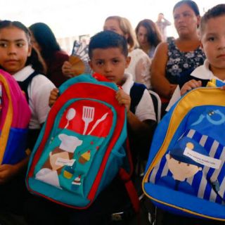 La Sedis concluye entrega de mochilas y útiles