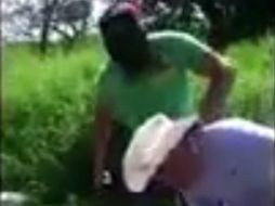 En el video, dos sujetos le dicen que lo matarán si no paga cinco millones de pesos e incluso lo obligan a arrodillarse. YOUTUBE / Agustín Lagunas