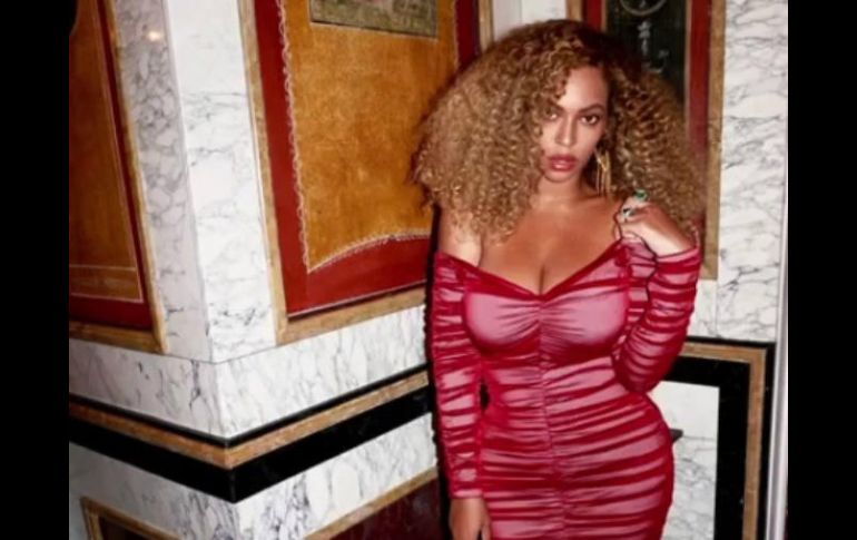 En una de las publicaciones, Beyoncé sale con un vestido rojo ajustado. INSTAGRAM / beyonce